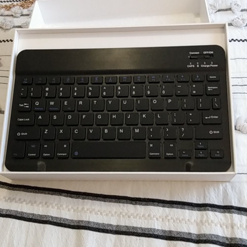 Apple Ipad 7th Generation 128 GB Wifi Keyboard